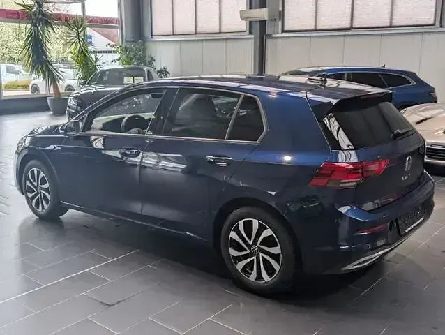 Gebraucht VW Golf VIII Life 150 PS (110 kW) 2023 Blau Limousine