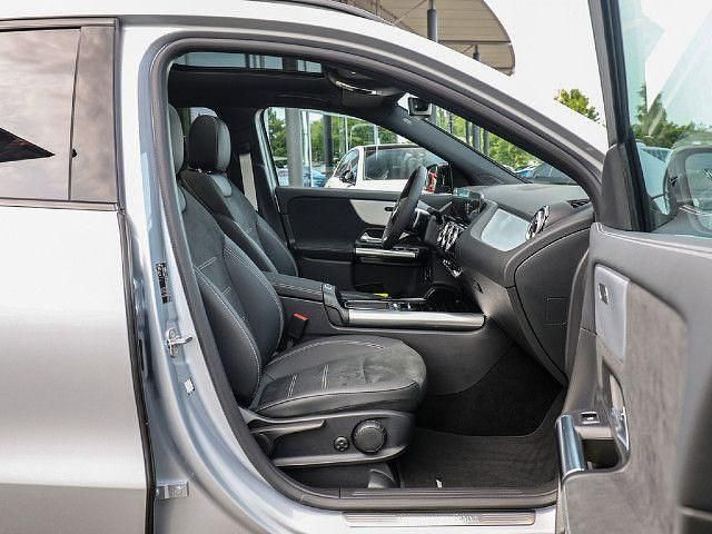 Silber / hightechsilber Gebraucht 2025 Mercedes GLA180 AMG SUV | 45.750 € - Bild 1/4