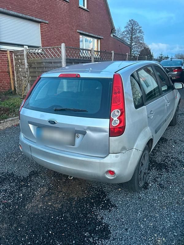 Gebraucht Ford Fiesta 69 PS (50 kW) 2007 Weiß Kleinwagen