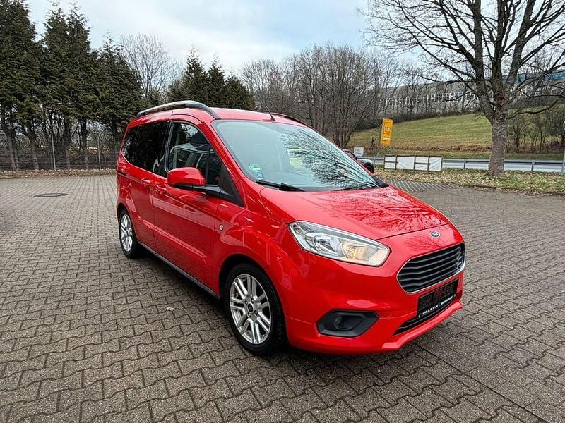 Gebraucht Ford Tourneo Courier Titanium 101 PS (74 kW) 2019 Rot Van / Kleinbus