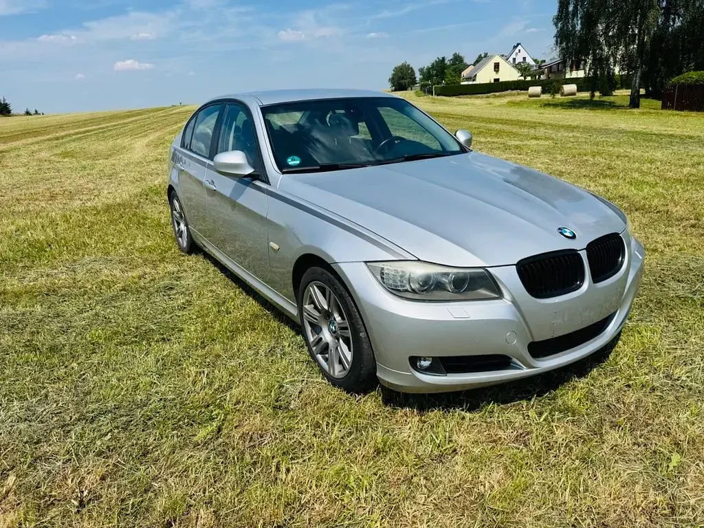 Gebraucht BMW 318 143 PS (105 kW) 2010 Silber Limousine