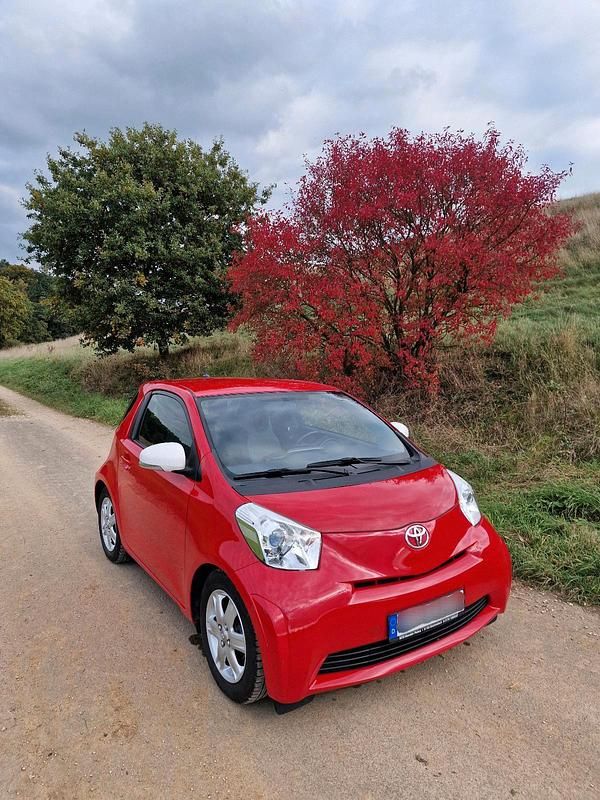 Rot Gebraucht 2014 Toyota iQ Kleinwagen | 5.499 € (Fairer Preis) - Bild 1/4