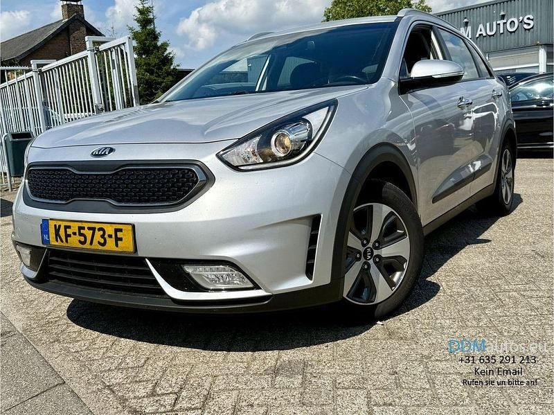 Grau Gebraucht 2016 Kia Niro First Edition SUV | 9.999 € (Teuer) - Bild 1/4