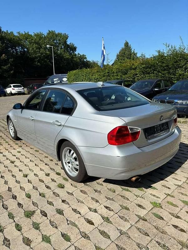 Gebraucht BMW 318 129 PS (94 kW) 2006 Titansilber metallic Limousine