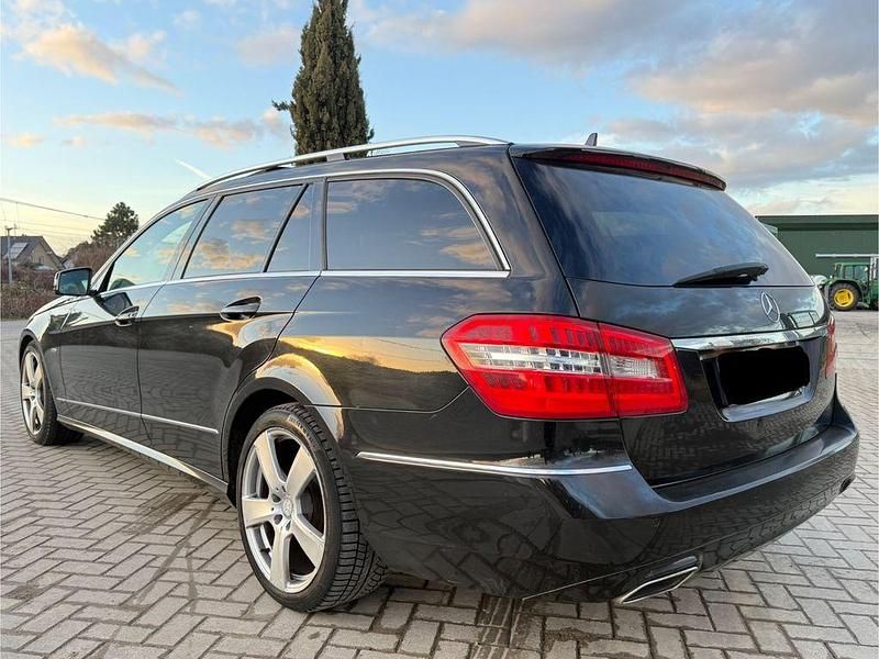 Gebraucht Mercedes E300 231 PS (169 kW) 2011 Schwarz Limousine