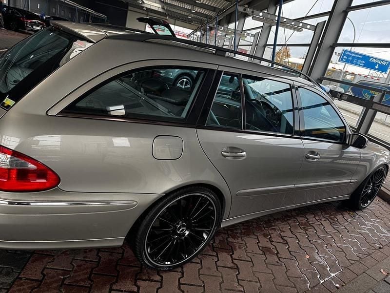 Grau Gebraucht 2005 Mercedes E220 Kombi | 4.500 € - Bild 1/4
