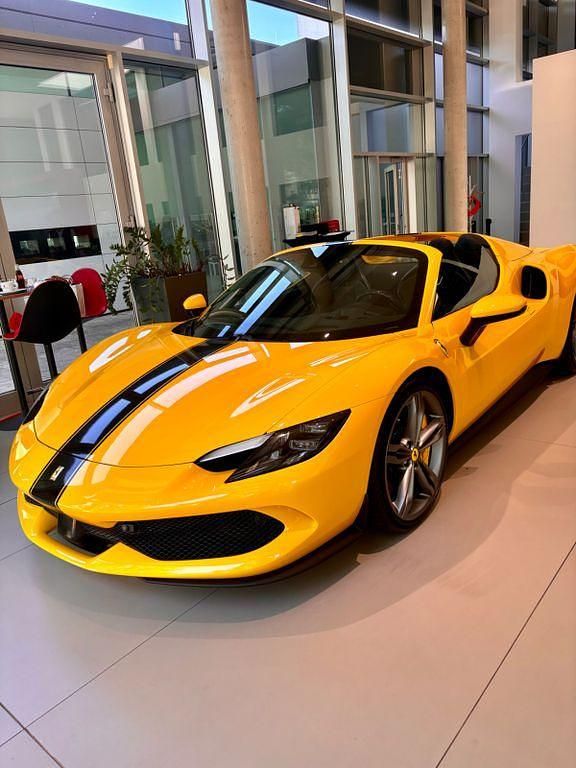 Second-hand Ferrari 296 829 CP (609 kW) 2024 Galben Cabrio