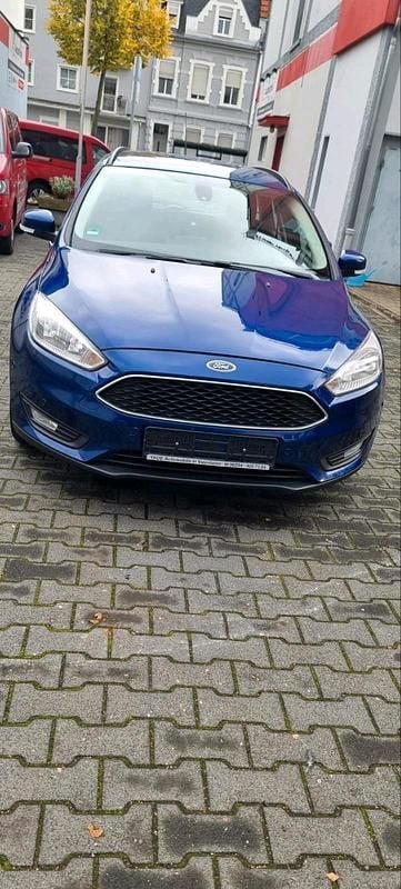 Blau Gebraucht 2015 Ford Focus Kombi | 7.399 € (Fairer Preis) - Bild 1/4