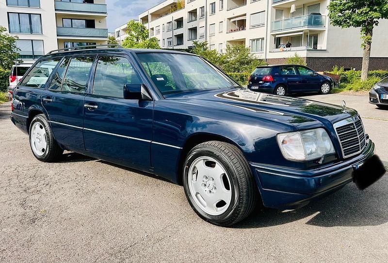 Blau Gebraucht 1993 Mercedes E200 Kombi | 9.999 € - Bild 1/4