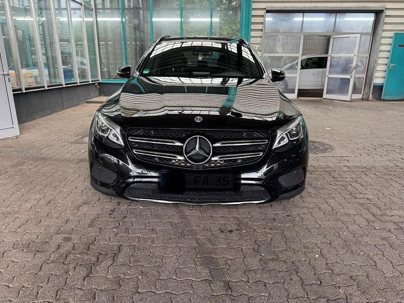 Schwarz Gebraucht 2018 Mercedes GLC220 AMG line SUV | 25.900 € (Fairer Preis) - Bild 1/4