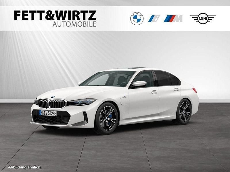 Mineralweiss metallic Gebraucht 2024 BMW 330e M Sport Limousine | 43.487 € (Superpreis) - Bild 1/3