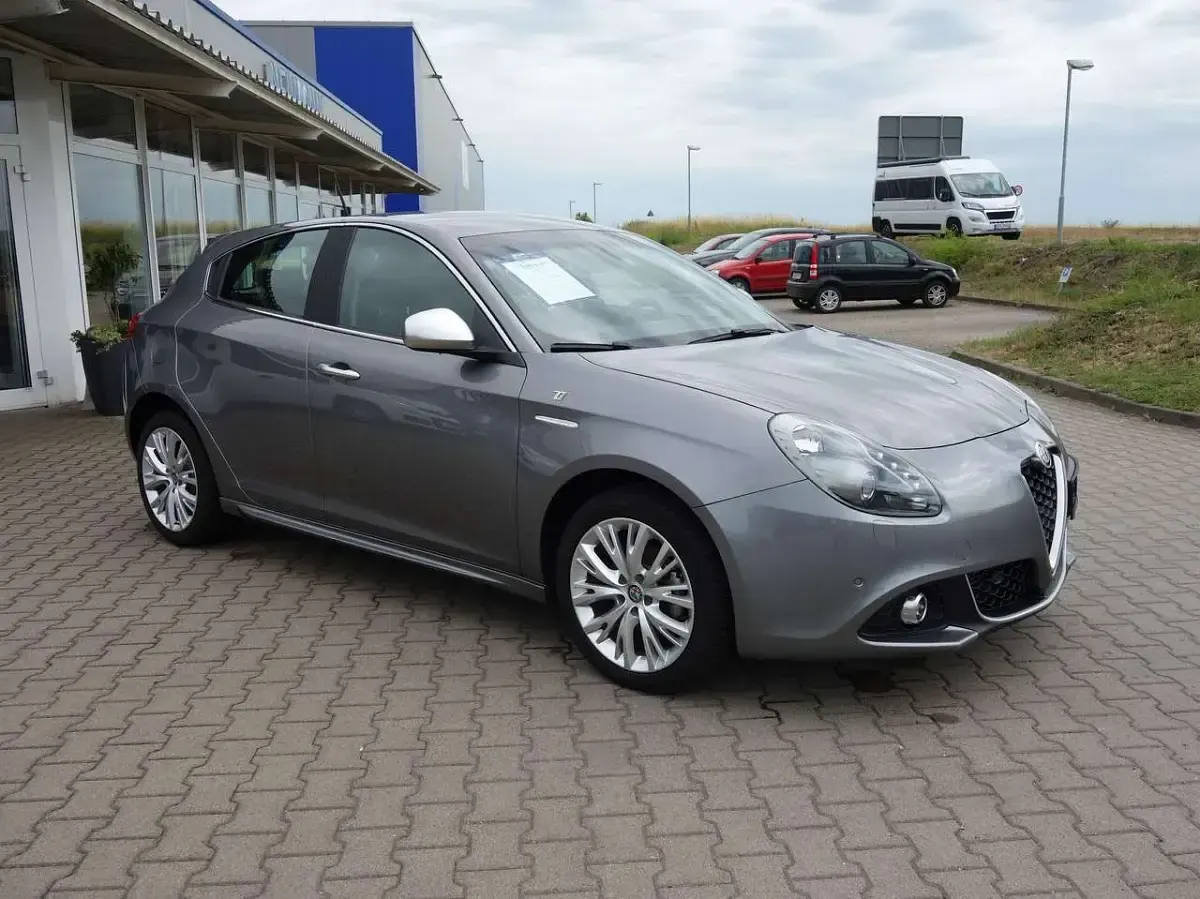 Gebraucht Alfa Romeo Giulietta Lusso 120 PS (88 kW) 2020 Stromboli grau Kleinwagen