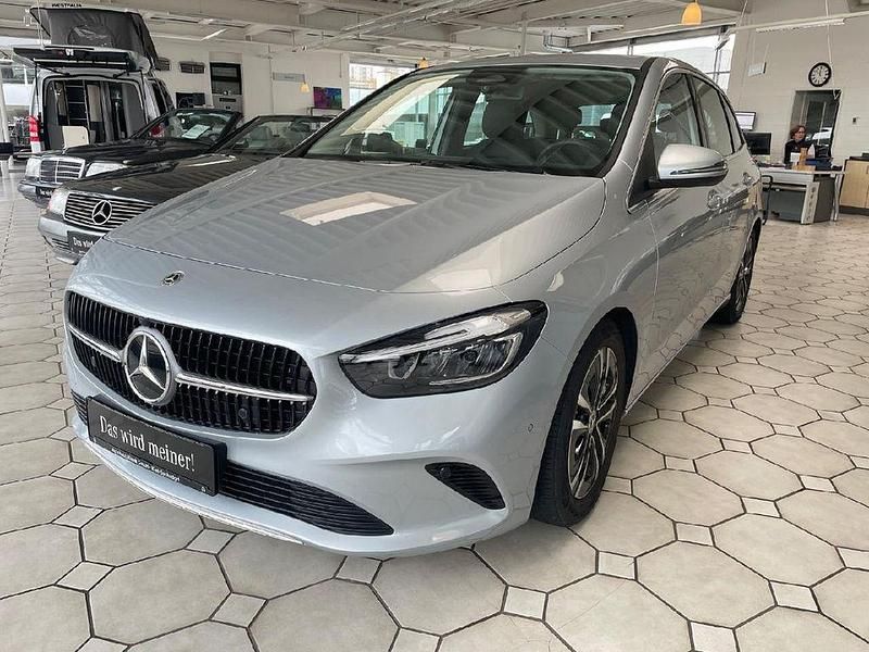 Grau Gebraucht 2024 Mercedes B200 Advanced Van / Kleinbus | 32.990 € (Fairer Preis) - Bild 1/4