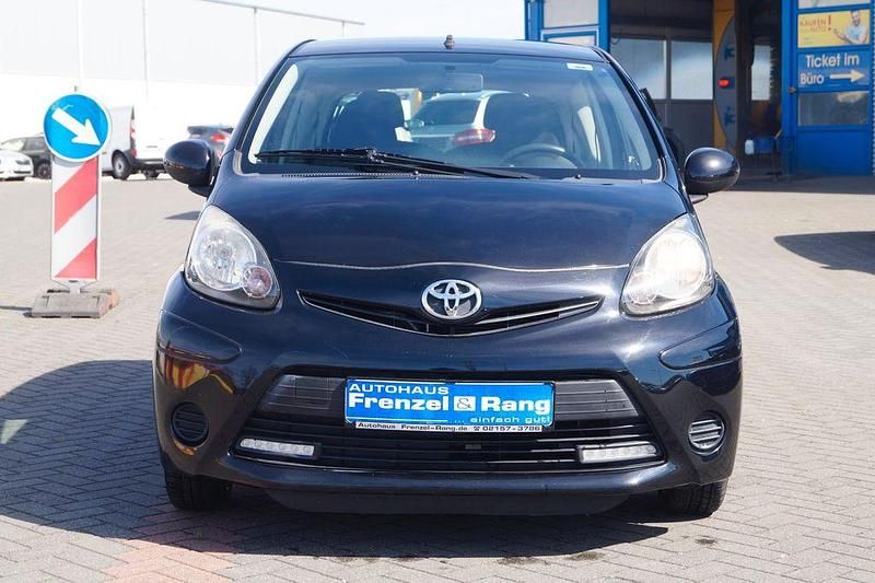 Gebraucht Toyota Aygo 68 PS (50 kW) 2012 Schwarz Kleinwagen