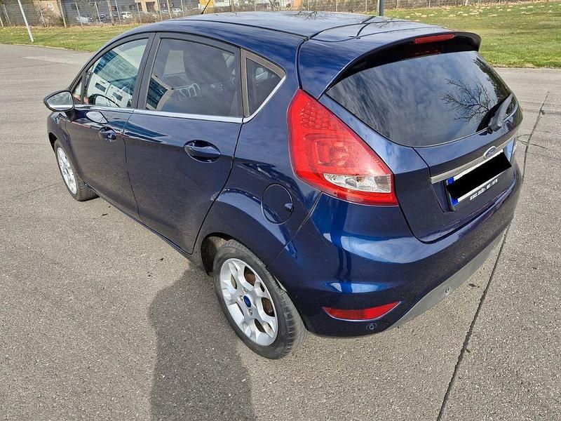 Gebraucht Ford Fiesta Titanium 95 PS (69 kW) 2011 Blau Kleinwagen