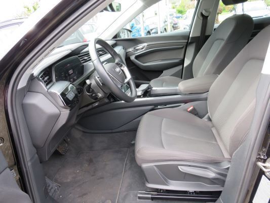 Gebraucht Audi e-tron Basis 300 kW (408 PS) 2021 Brillantschwarz SUV