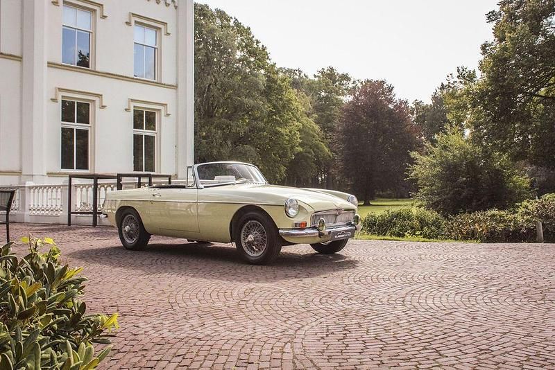 Gelb Gebraucht 1967 MG B Cabrio | 23.450 € - Bild 1/4