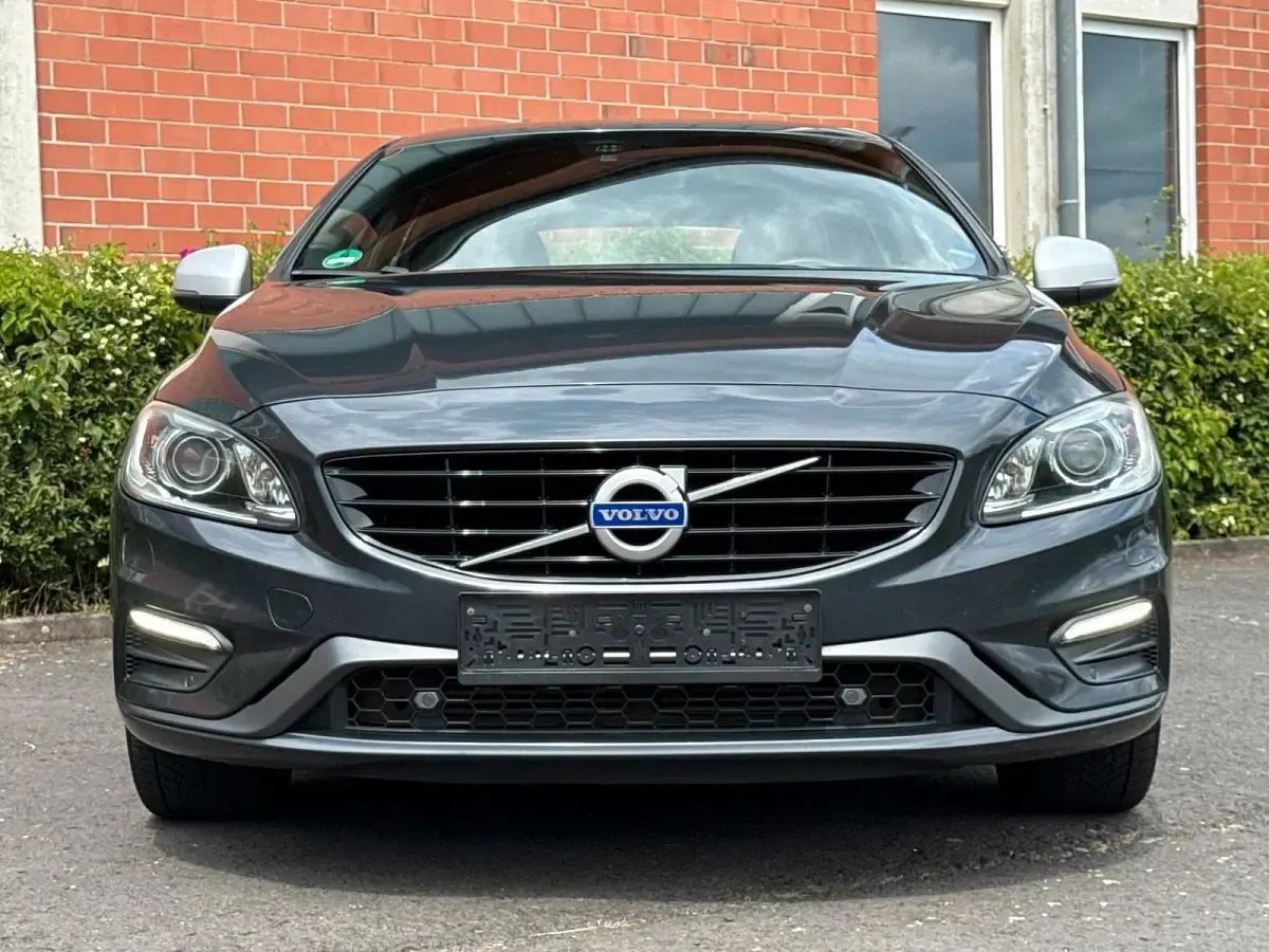 Gebraucht Volvo V60 R-Design 220 PS (161 kW) 2016 Grau Kombi