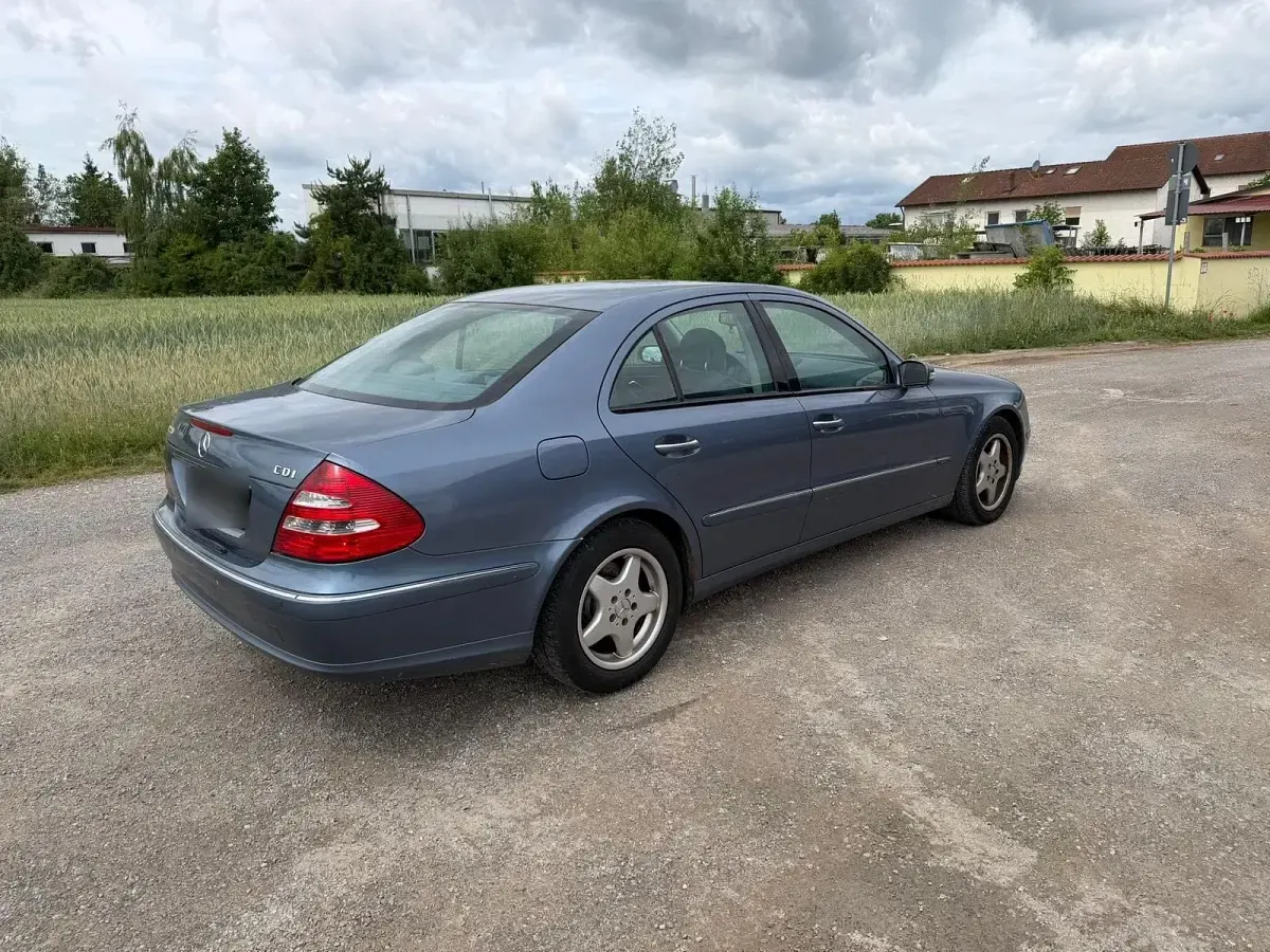 Gebraucht Mercedes E220 150 PS (110 kW) 2004 Blau Limousine