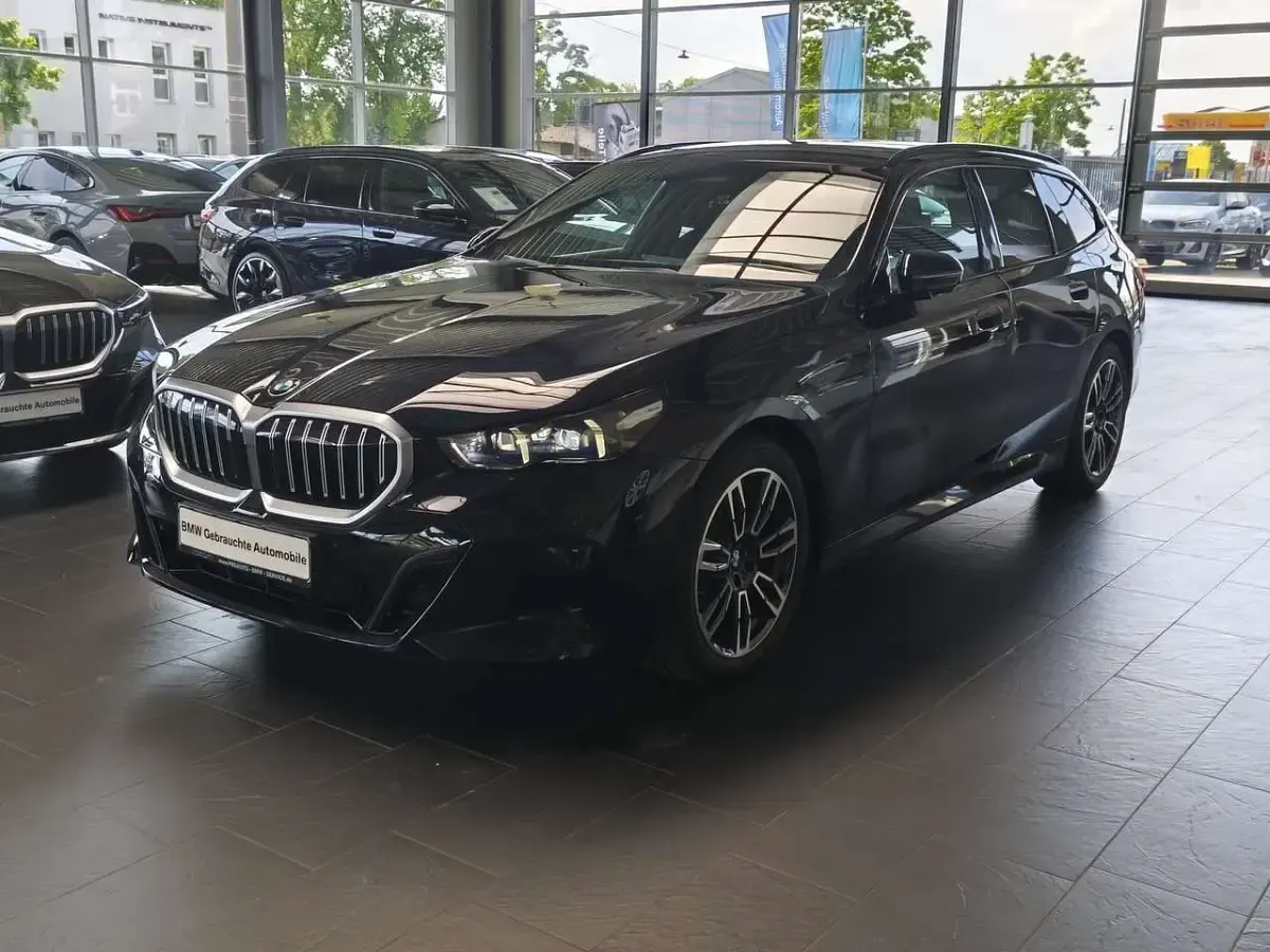 Gebraucht BMW 520 M Sport 208 PS (152 kW) 2025 Carbonschwarz Kombi