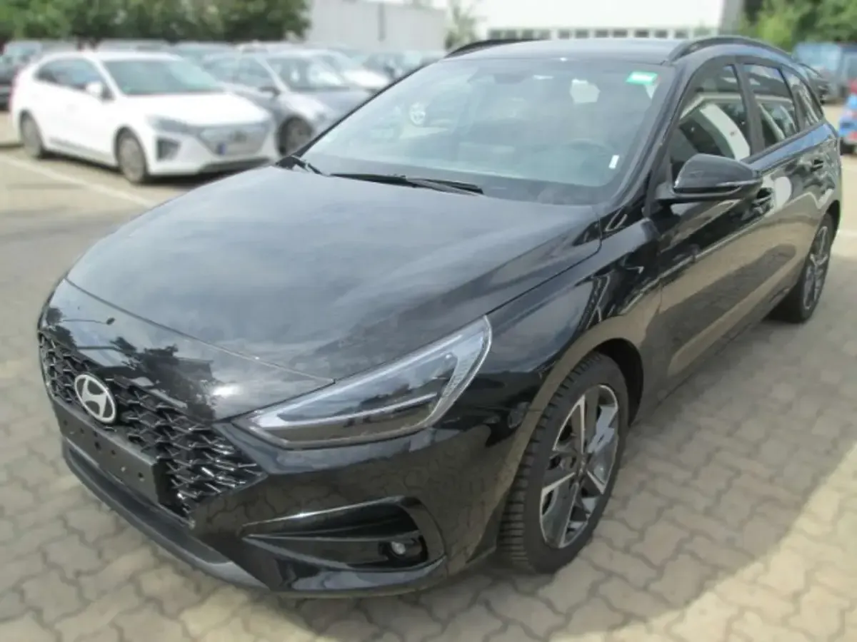 Gebraucht Hyundai i30 Advantage 101 PS (74 kW) 2025 Abyss black / mic Kombi