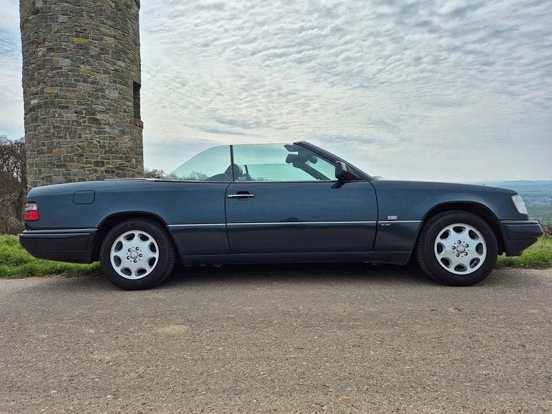 Gebraucht Mercedes E200 Edition 136 PS (100 kW) 1997 Schwarz Cabrio