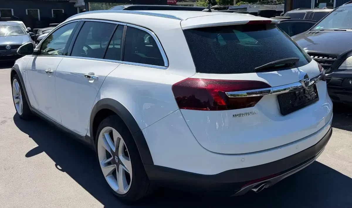 Gebraucht Opel Insignia Country Tourer 170 PS (125 kW) 2016 Weiß Limousine