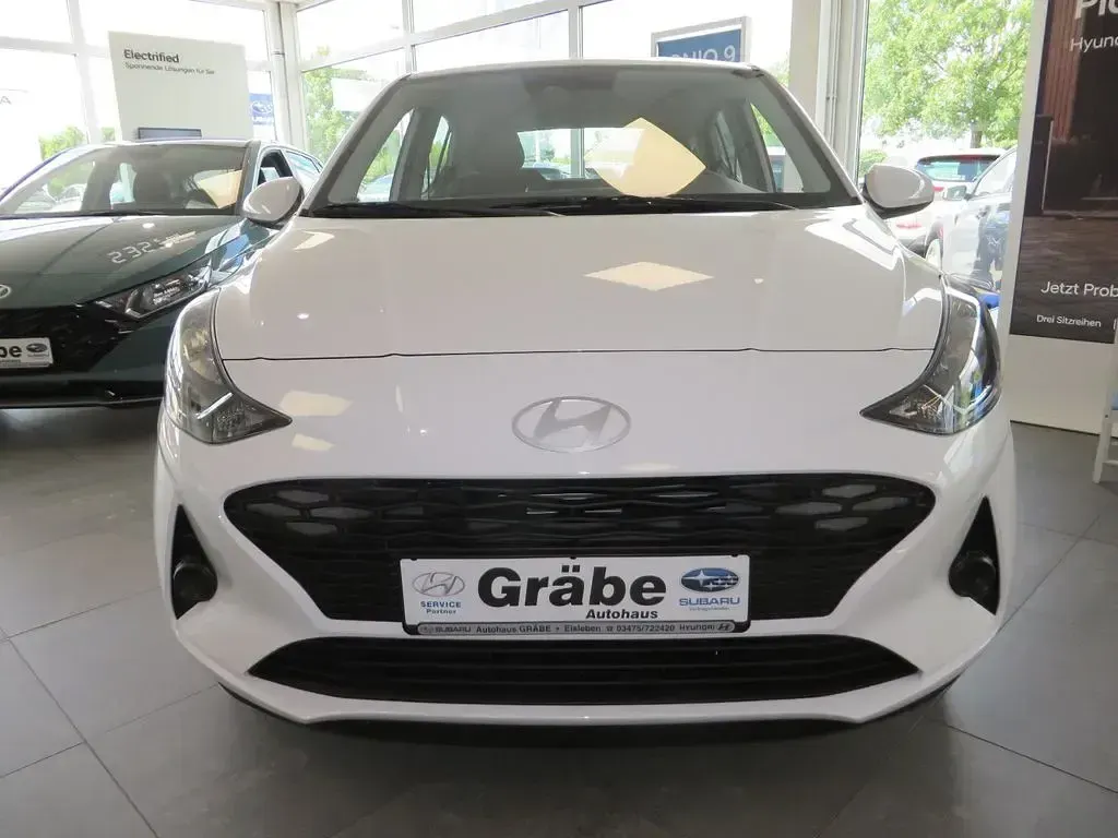 Gebraucht Hyundai i10 Select 63 PS (46 kW) 2024 Atlas white Kleinwagen