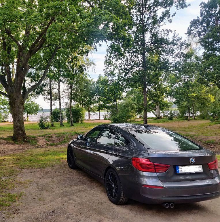 Grau Gebraucht 2019 BMW 320 Gran Turismo Sport Line Limousine | 20.300 € (Fairer Preis) - Bild 1/2