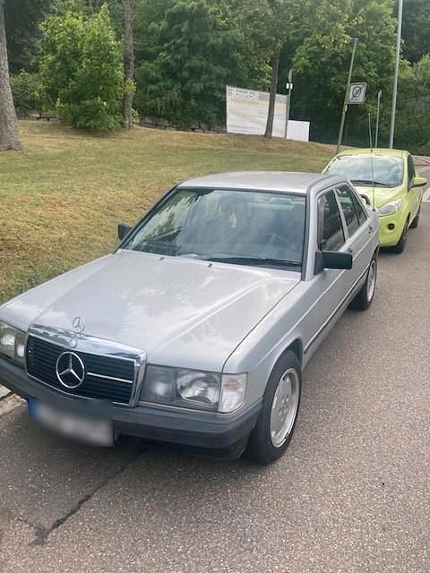 Silber Gebraucht 1986 Mercedes 190 Limousine | 3.990 € - Bild 1/3