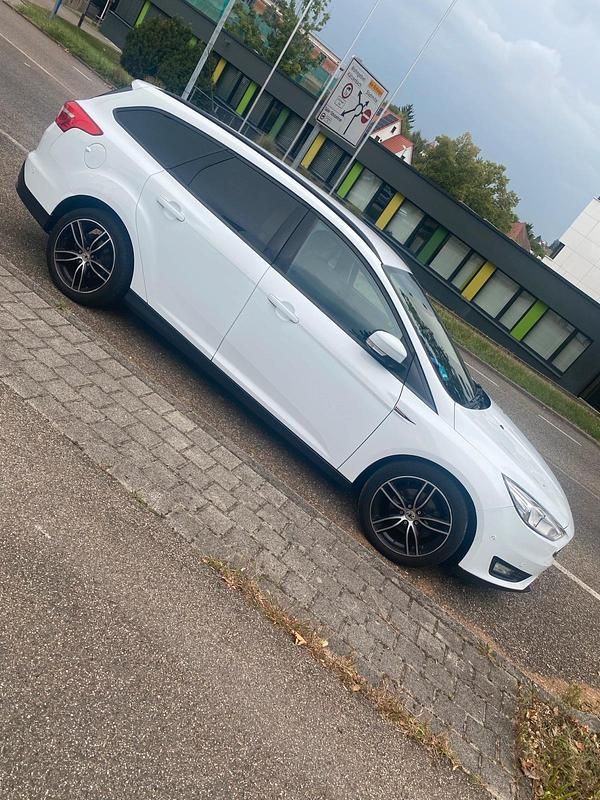 Weiß Gebraucht 2016 Ford Focus Kombi | 10.000 € (Fairer Preis) - Bild 1/4