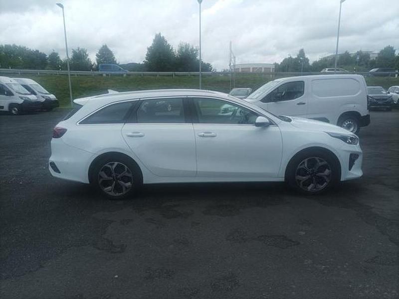 Gebraucht Kia Ceed Spirit 140 PS (102 kW) 2021 Cararraweiss Kleinwagen