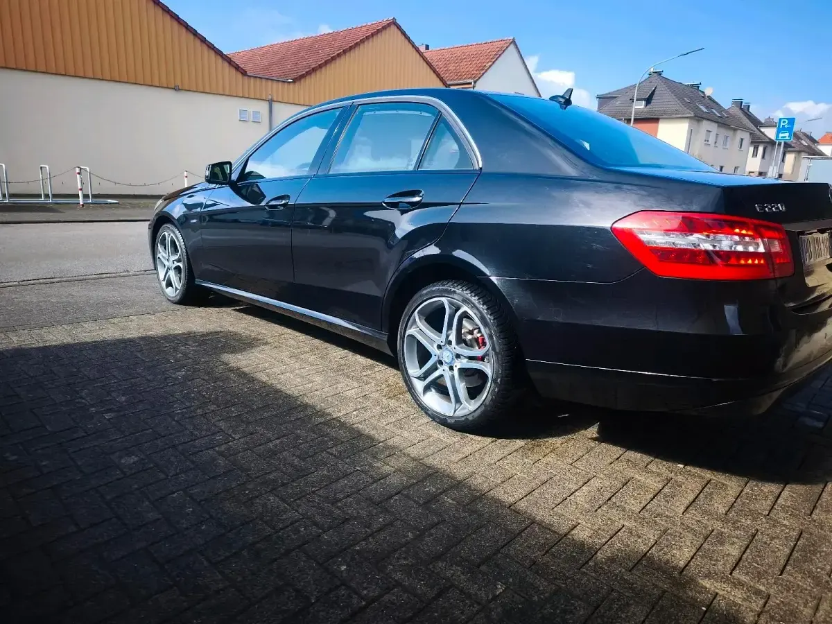 Gebraucht Mercedes E220 170 PS (125 kW) 2011 Schwarz Limousine