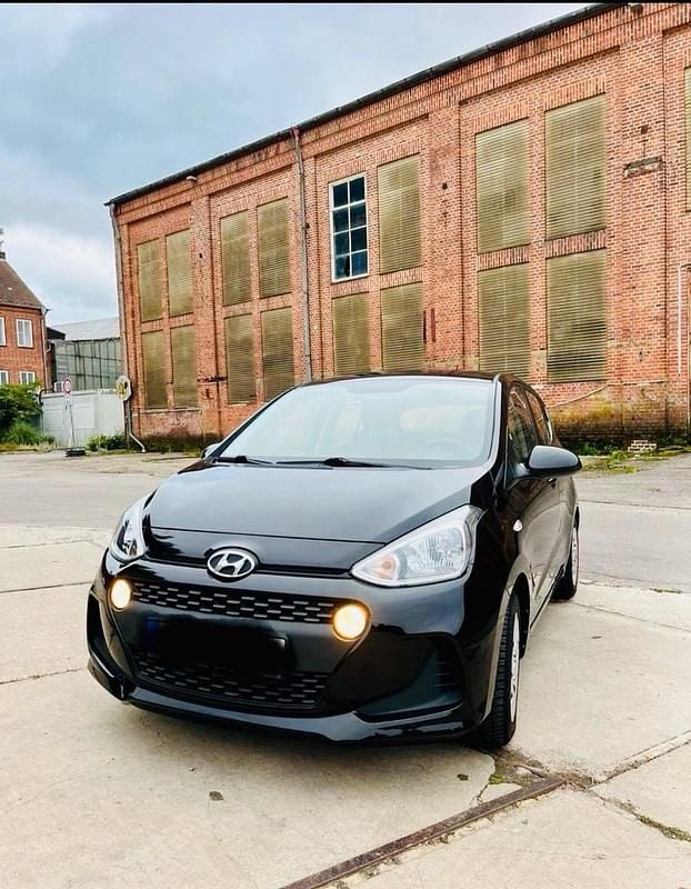 Schwarz Gebraucht 2017 Hyundai i10 Kleinwagen | 6.999 € (Guter Preis) - Bild 1/4