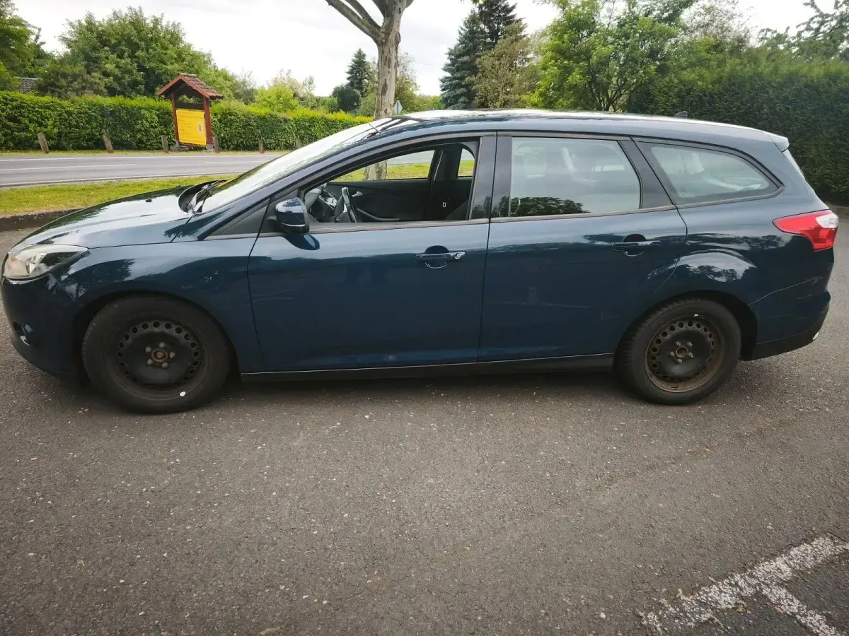 Gebraucht Ford Focus Trend 95 PS (69 kW) 2012 Violet Kombi