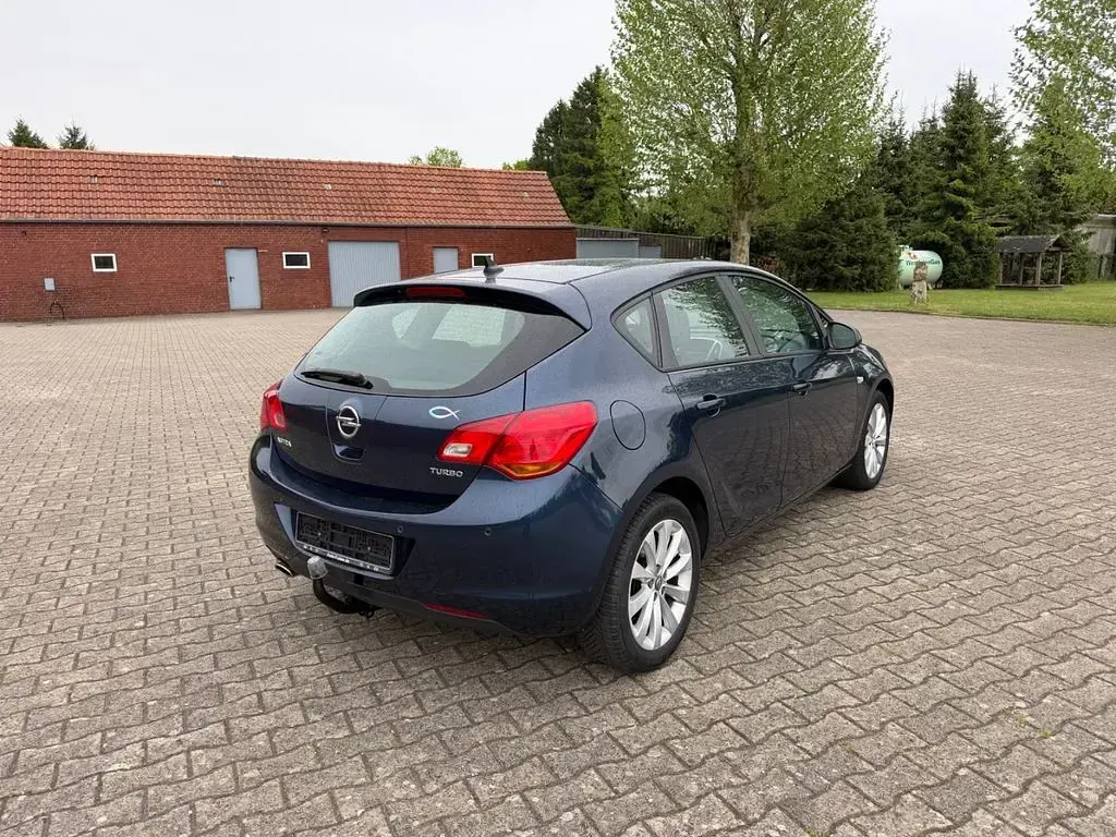 Gebraucht Opel Astra 140 PS (102 kW) 2012 Blau Limousine
