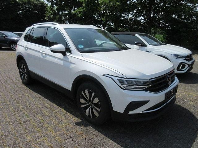 Oryxweiß perlmutteffekt Gebraucht 2024 VW Tiguan Move SUV | 31.988 € (Guter Preis) - Bild 1/4