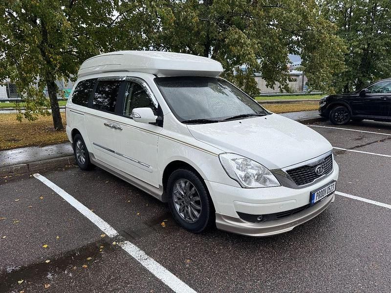 Weiß Gebraucht 2010 Kia Carnival LX Van / Kleinbus | 12.900 € - Bild 1/4