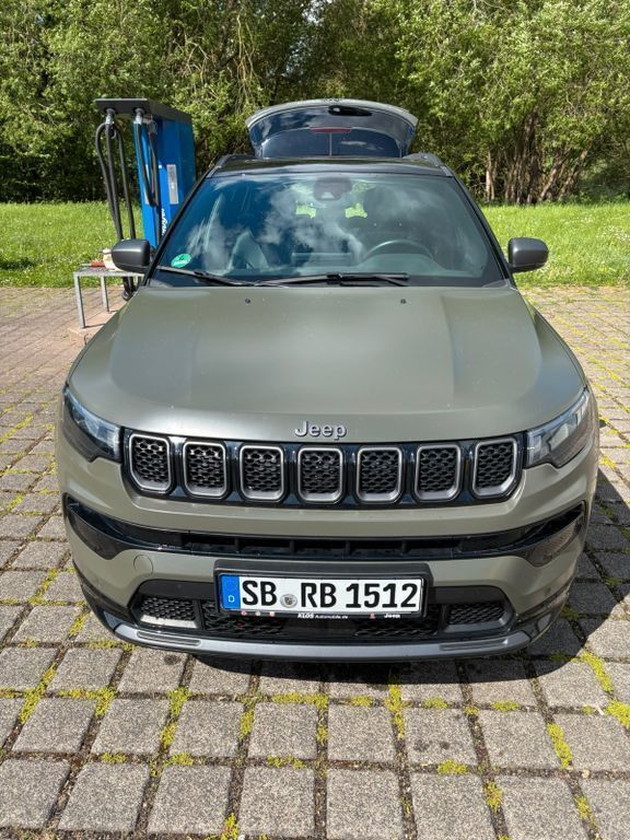 Schwarz Gebraucht 2022 Jeep Compass 80th Anniversary SUV | 29.900 € (Teuer) - Bild 1/4