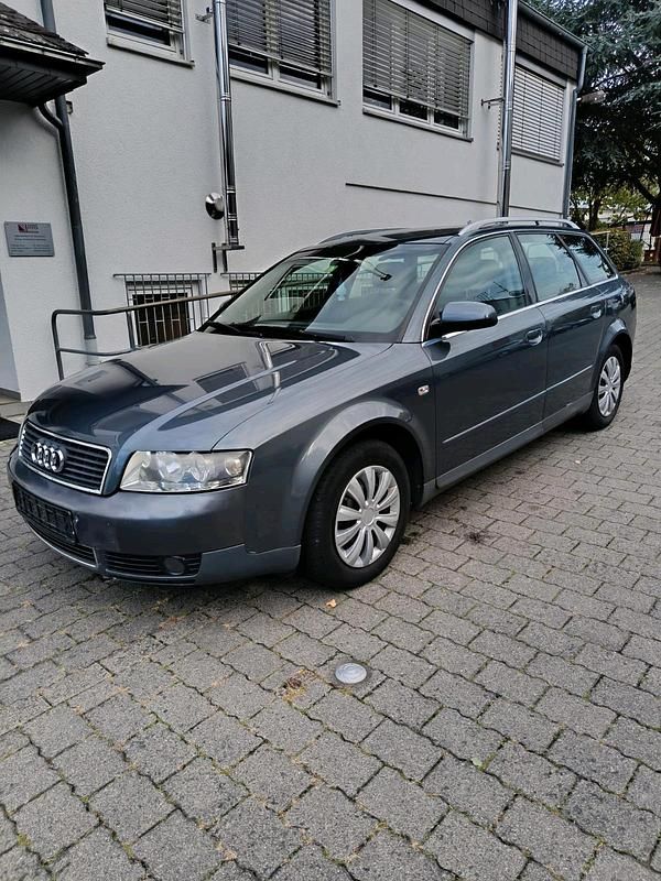 Grau Gebraucht 2002 Audi A4 Kombi | 1.150 € - Bild 1/4