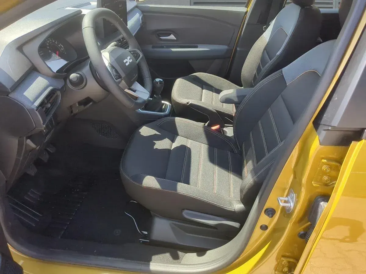Neu Dacia Sandero Expression 110 PS (80 kW) 2026 Amber yellow SUV
