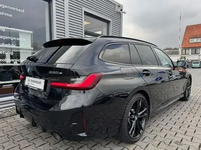 Gebraucht BMW 330e M Sport 292 PS (214 kW) 2022 Schwarz Kombi