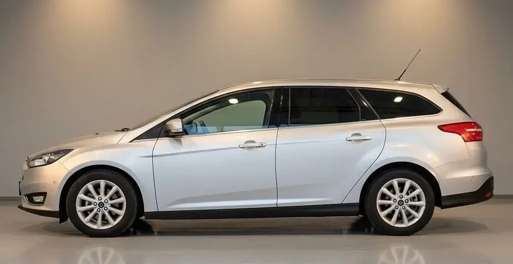 Gebraucht Ford Focus Titanium 125 PS (91 kW) 2016 Grau Limousine