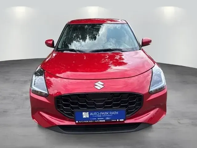 Neu Suzuki Swift Comfort 82 PS (60 kW) 2025 Burning red pearl metallic/super black pearl metal Kleinwagen