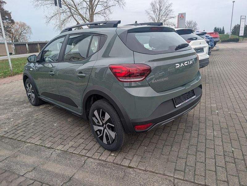 Neu Dacia Sandero Expression 91 PS (66 kW) 2025 Grau Limousine