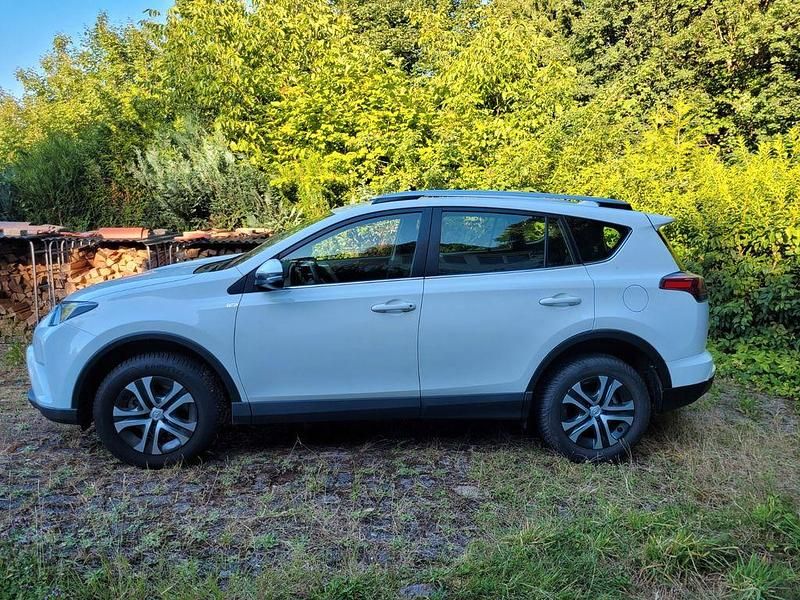 Weiß Gebraucht 2019 Toyota RAV4 SUV | 22.900 € (Fairer Preis) - Bild 1/4