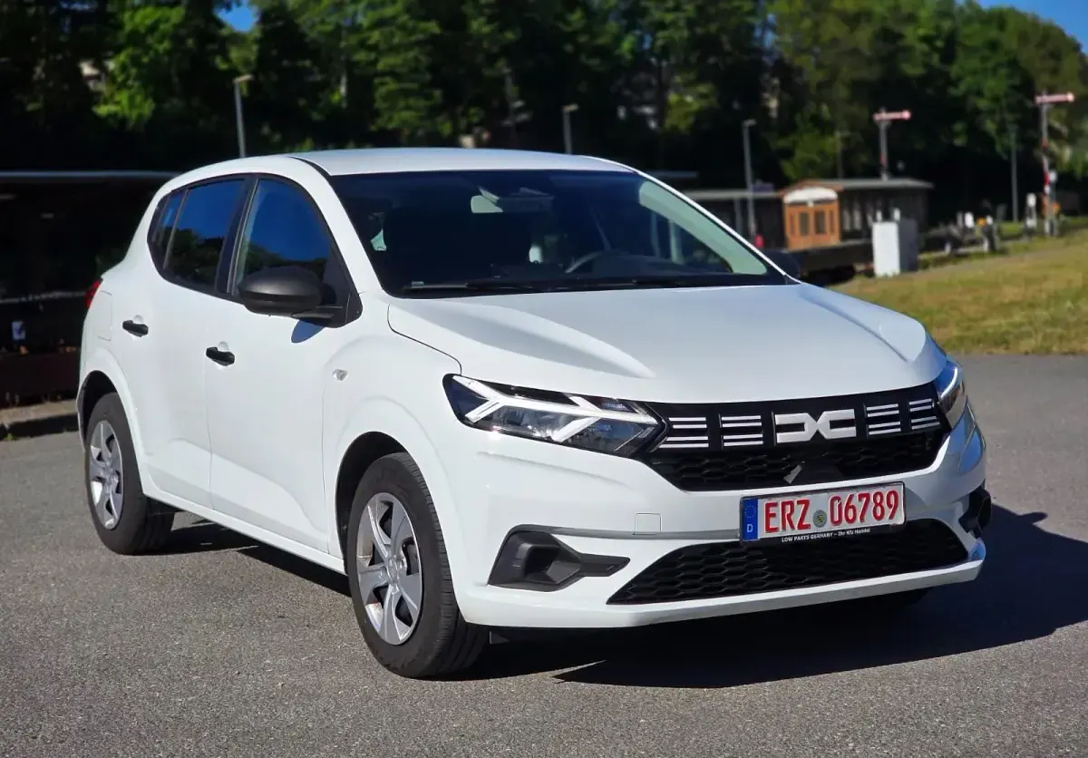 Gebraucht Dacia Sandero Essentiel 91 PS (66 kW) 2024 Weiß Kleinwagen