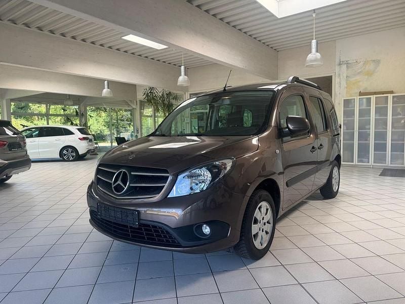 Braun Gebraucht 2020 Mercedes Citan 108 Edition Kombi | 16.999 € (Teuer) - Bild 1/4