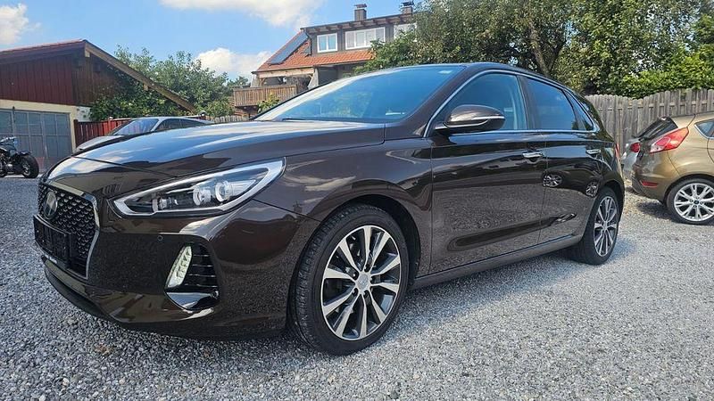 Braun Gebraucht 2017 Hyundai i30 Premium Limousine | 12.000 € (Fairer Preis) - Bild 1/4