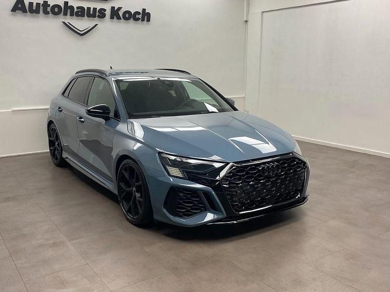 Kemoragrau metallic Gebraucht 2022 Audi RS3 Sportback Sport Kleinwagen | 47.900 € (Fairer Preis) - Bild 1/4